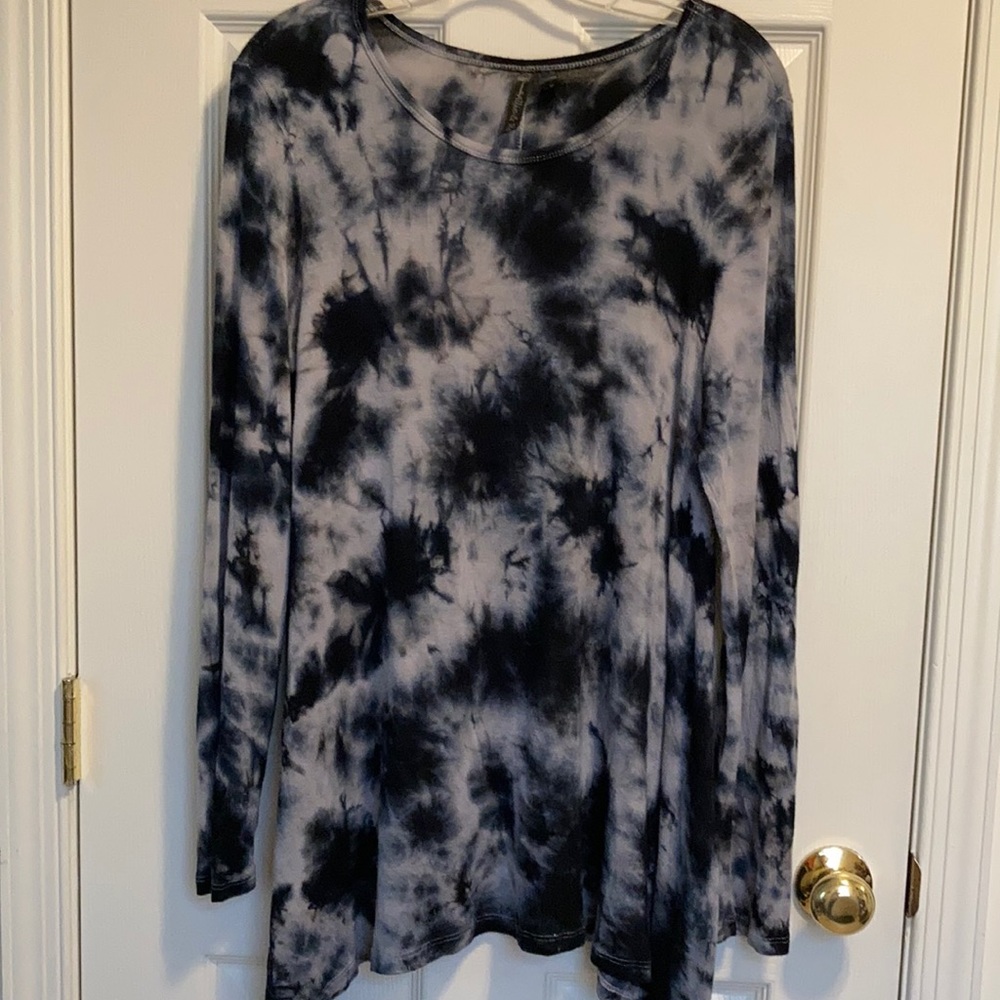 Allie and Rob Women’s Tunic-length Blouse (size M)